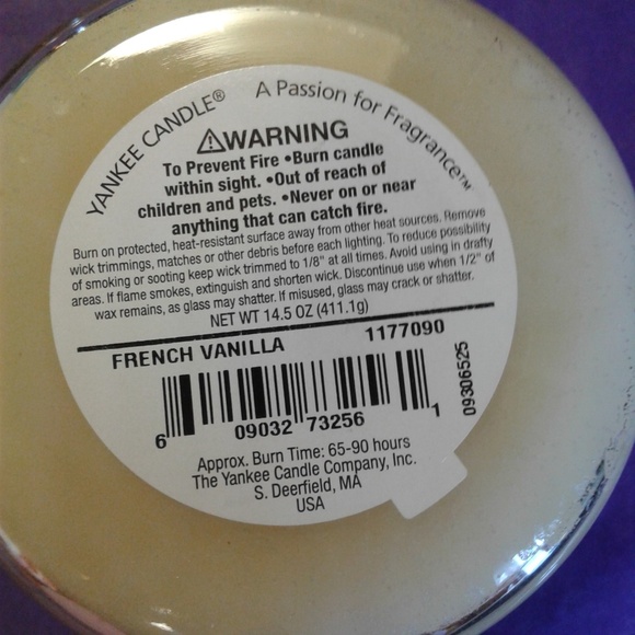 🏡 Yankee Candle Housewarmer Scented Candle 🏡 - Picture 6 of 6